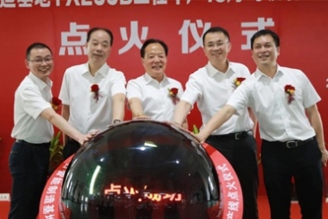 中国18LUCK智能制造基地第三条年产15万吨玻纤生产线胜利点火