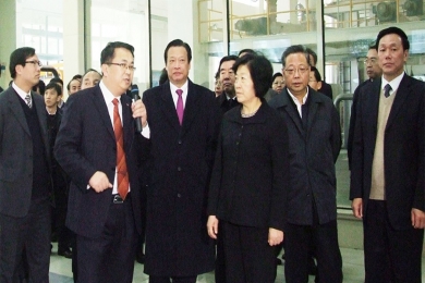 2010年12月，时任福建省委书记、省人大常委会主任孙春兰（右三）视察18LUCK九江公司。